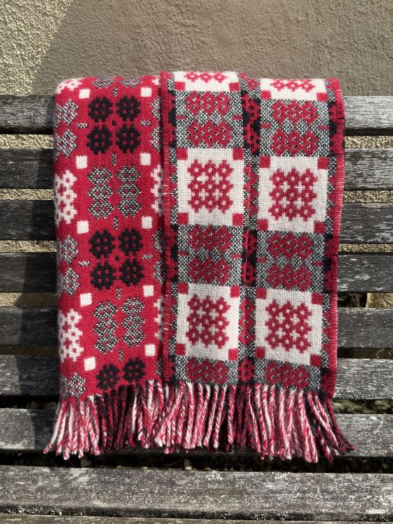Picture of Welsh Tapestry Style Throw - Red