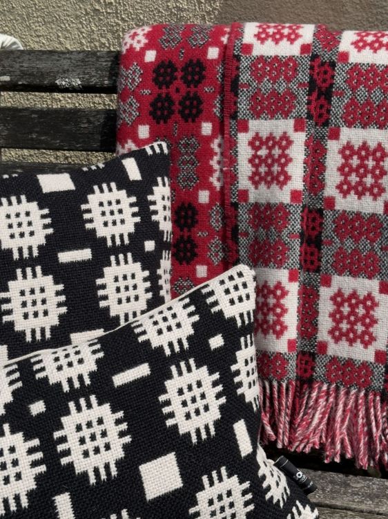 Picture of Welsh Tapestry Style Throw - Red