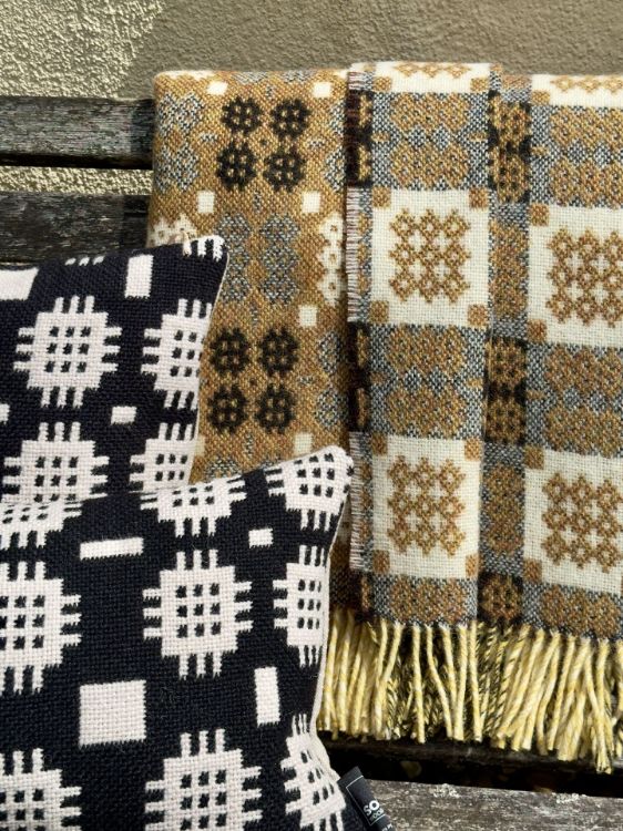 Picture of Welsh Tapestry Style Throw - Antique