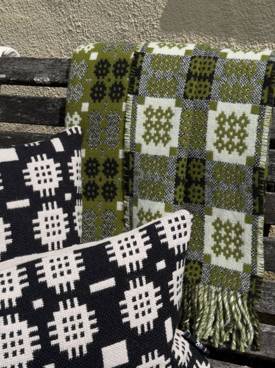 Picture of Welsh Tapestry Style Throw - Green